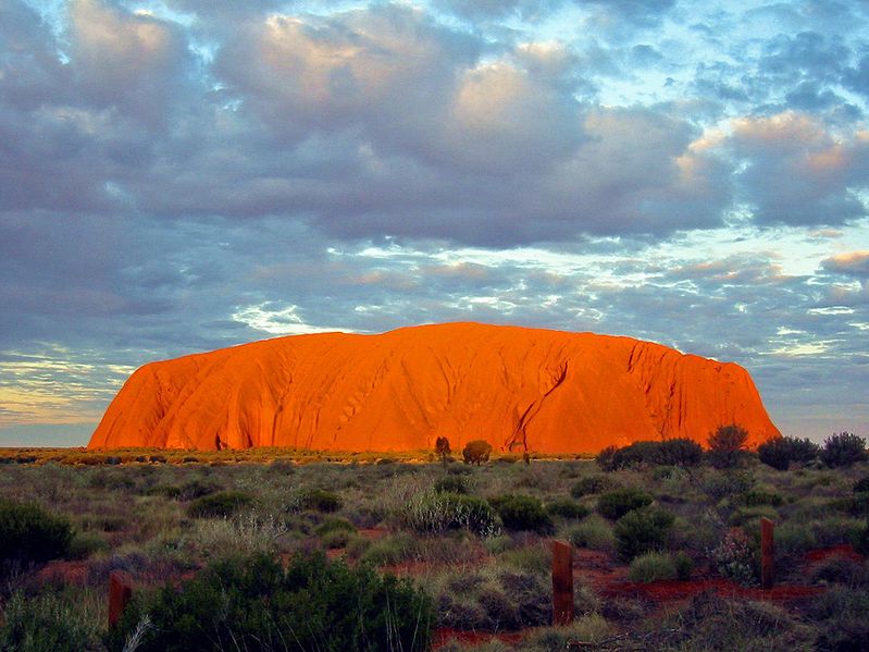Uluru je naprosto ojedinělým útvarem. Zdroj: Thomas Schoch, wikipedia.org