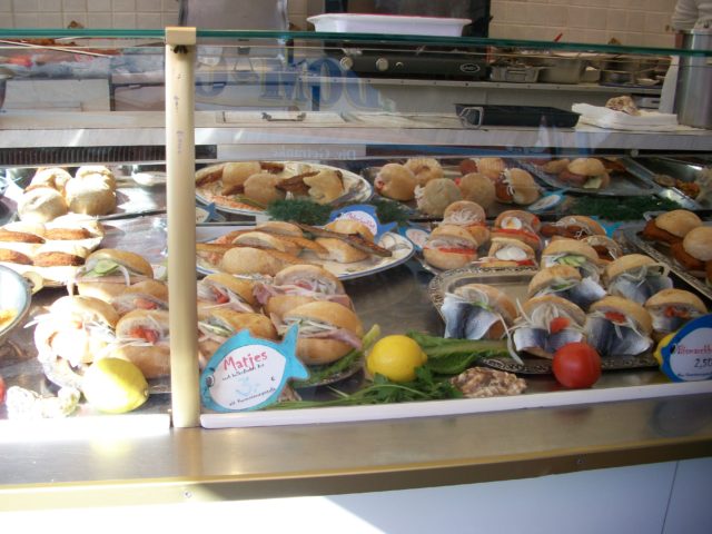 Tradiční pokrm. Rybí hamburger neboli Fischbrötschen. Foto: Monika Bukáčková, Jenprocestovatele.cz
