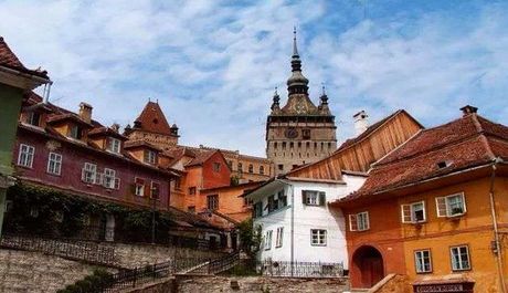 Sighisoara nejspíš zaujme turisty více než šedivá Bukurešť, zdroj: youtube.com