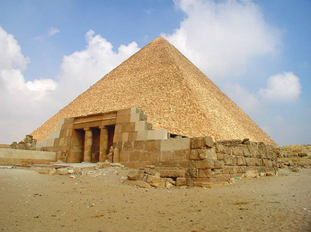 Cheopsova pyramida patří mezi starověké divy světa. Zdroj: wikimedia.org