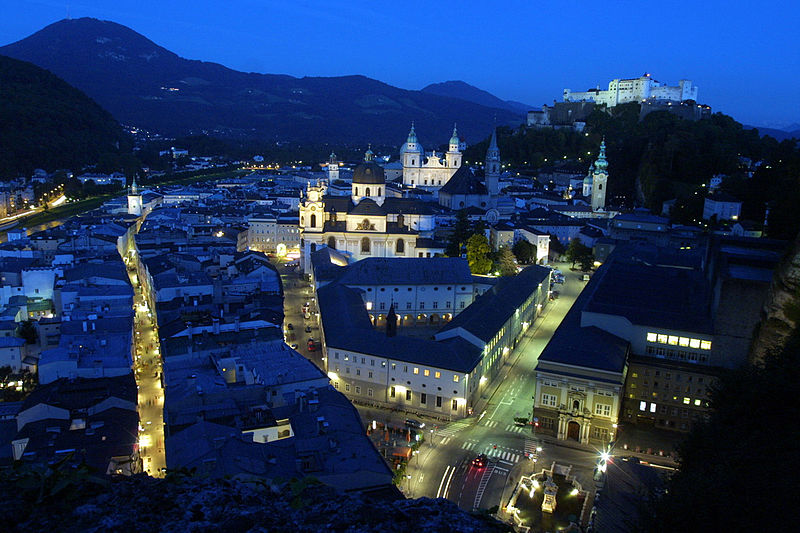 Pohled na noční zimní Salzburg, Zdroj: Thomas Pintaric, Wikimedia.org