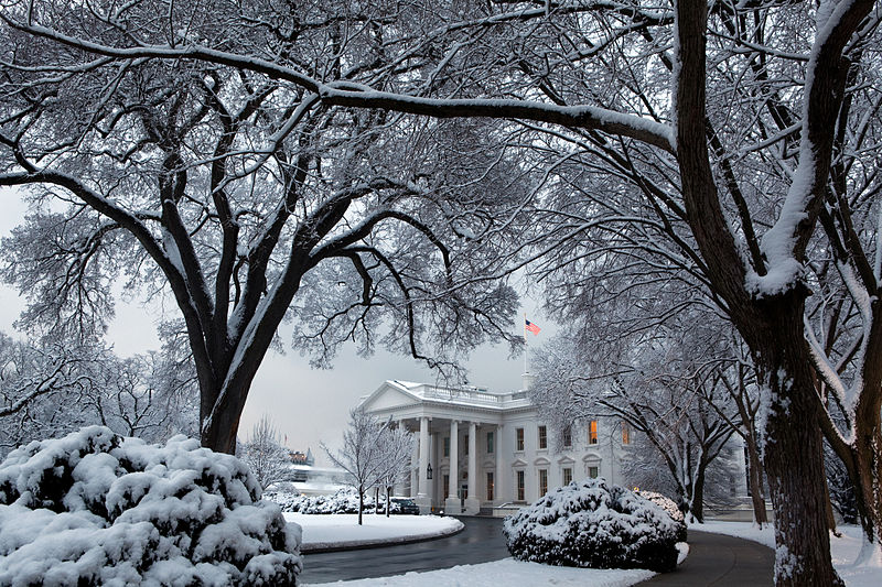 Bílý dům ve sněhu. Zdroj: Wikimedia.org