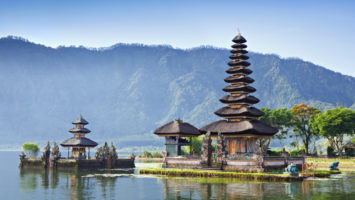 Kam v zimě za teplem, Puru Ulun Danu Bratan, Bali, Indonésie