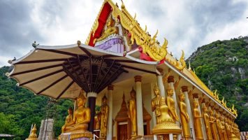 Buddhistická chrám Tham Krabok v Thajsku