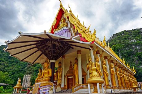 Buddhistická chrám Tham Krabok v Thajsku