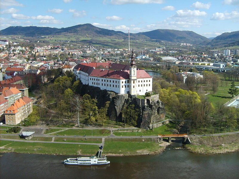 Děčín se zámkem v čele. Zdroj: wikimedia.org