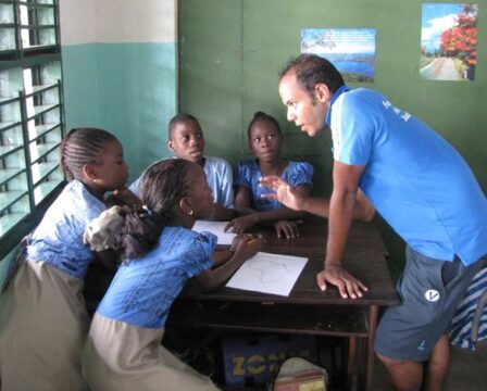 FOTO: Ansley učí ve škole v Beninu
