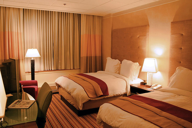 Někteří hosté kradou i hotelové polštáře. Zdroj: Wikipedia.org