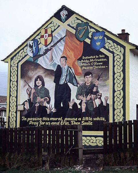 V Severním Irsku často najdete pomalované zdi s politickým sdělením. Unionisté i republikáni tak oslavují své hrdiny a jasně naznačují na čím území se člověk nachází. Zdroj: Wikimedia Commons