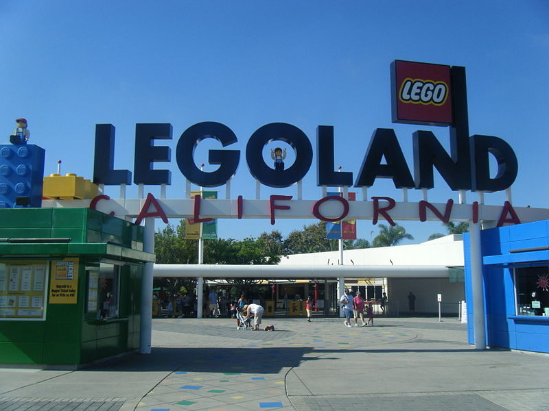 Vstup do Legolandu v Kalifornii. zdroj: Simon_sees, Wikimedia.org