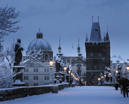 Karlův most v zimě. Zdroj: Estec Co.Ltd, Prague Hotel Operator, Wikimedia.org