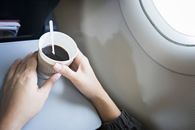 Proč nepít kávu v letadle