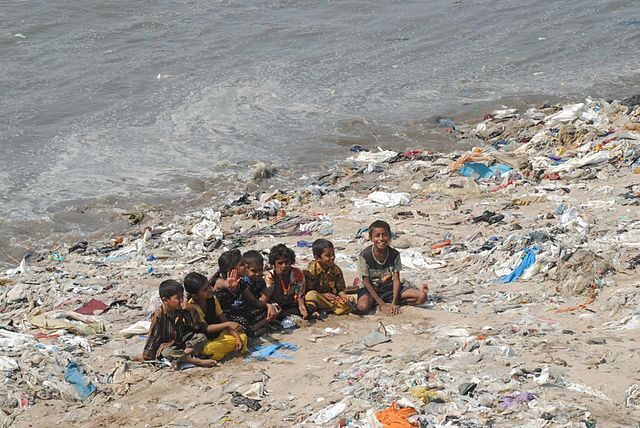 Čistá pláž v Bombaji