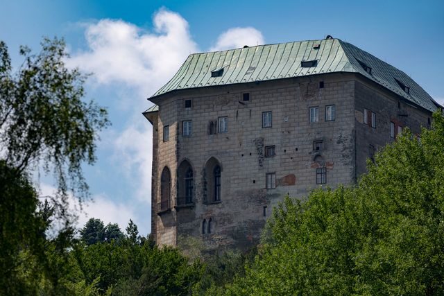 Máchovo jezero, hrad Houska