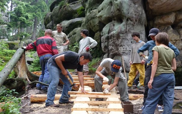 FOTO: Workcamp v Broumově, stavba stezek